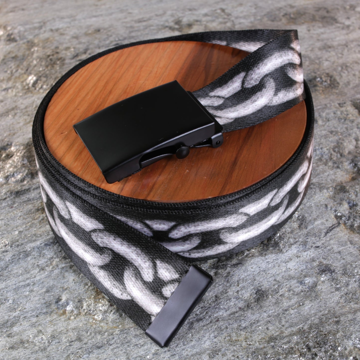 1.5" Chain on Black Belt – Industrial Chain Pattern